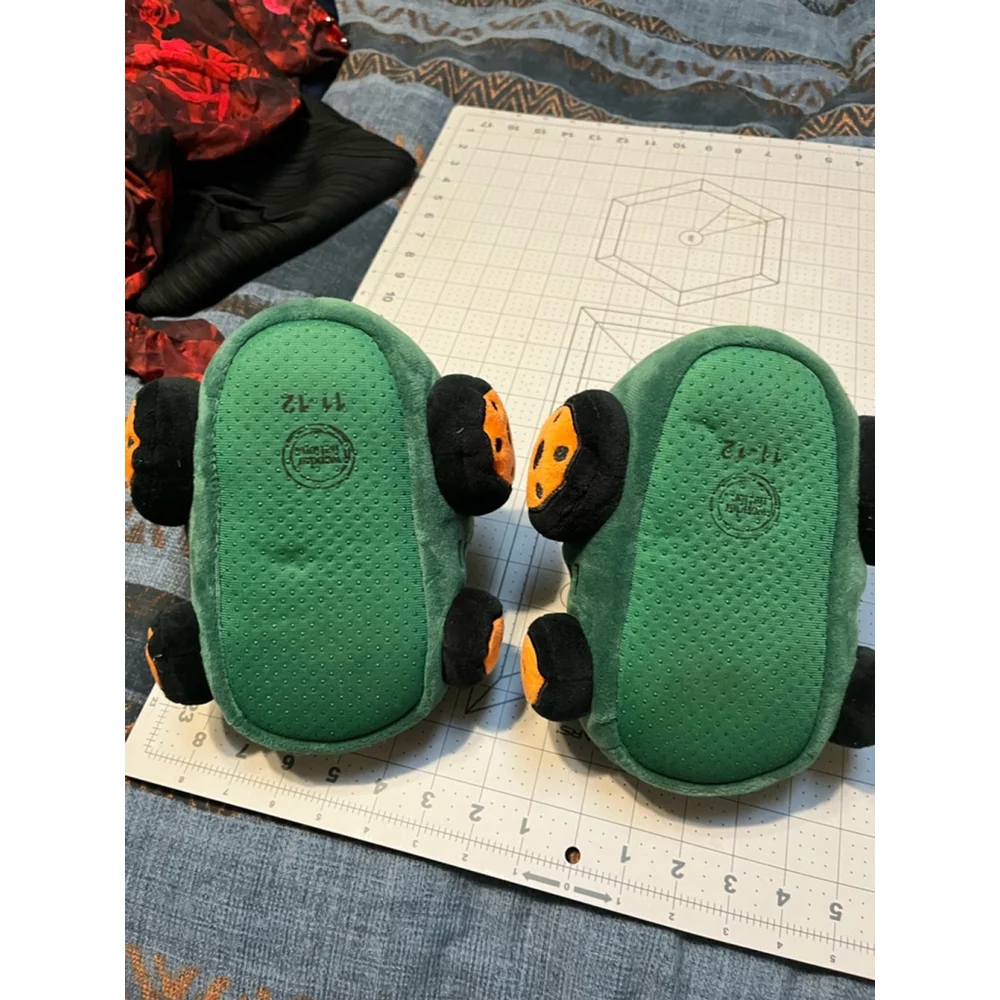 Unisex Wonder Kids Car Slippers Size 11-12 Green Black